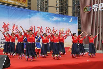 曾都區(qū)西城鐵樹社區(qū)舉行慶祝新中國(guó)成立70周年文藝匯演