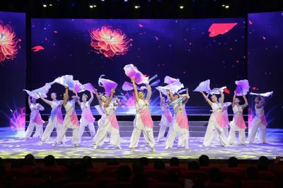 我縣隆重舉行“奮進(jìn)新時(shí)代”慶祝改革開(kāi)放40周年文藝演出